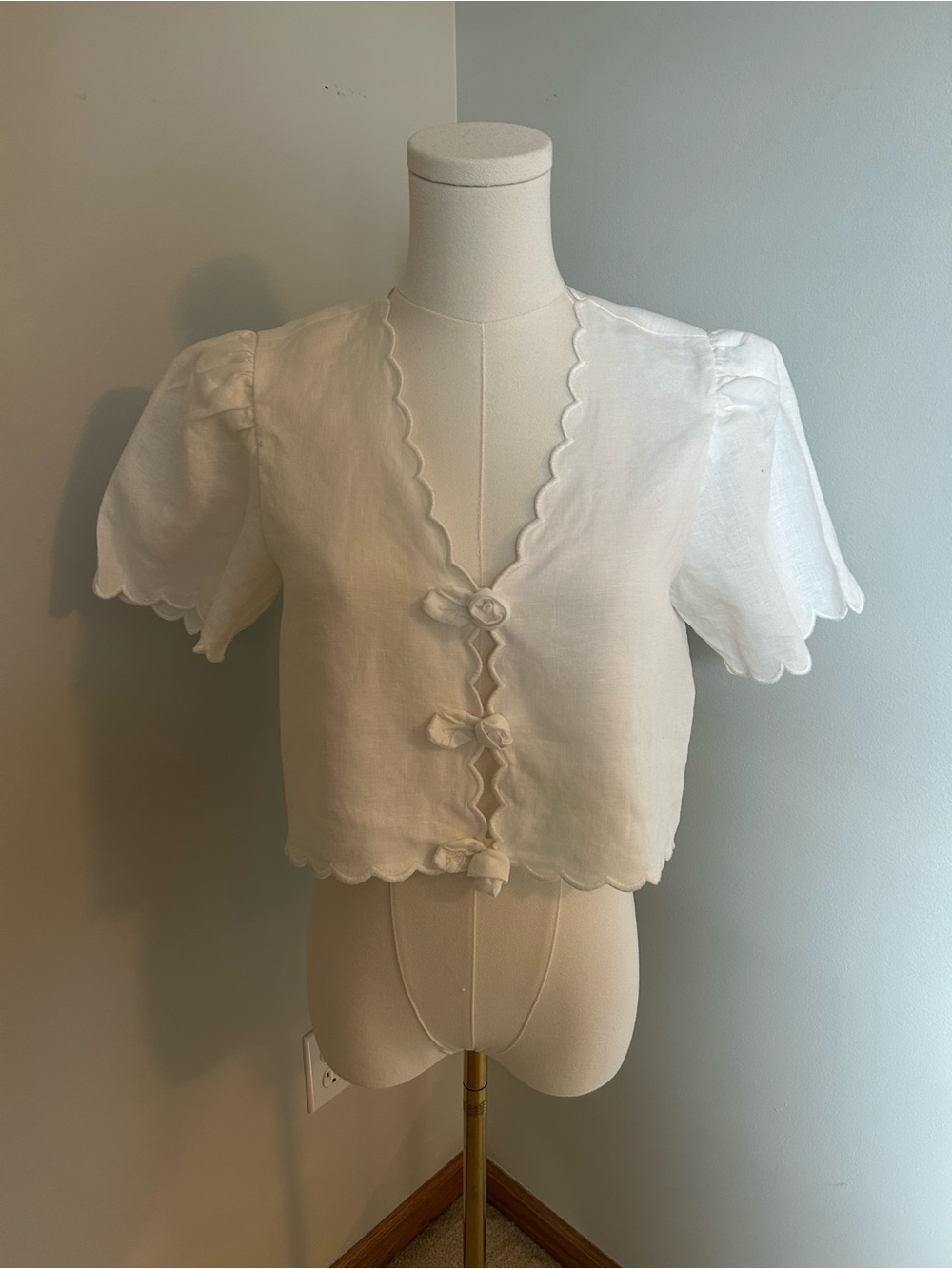 FARM Rio White Scallop-Edge Cropped Button Blouse - Picture 5 of 8